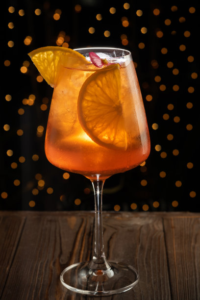 意大利一家餐厅的桌子上放着一杯Aperol Spritz鸡尾酒。图片下载