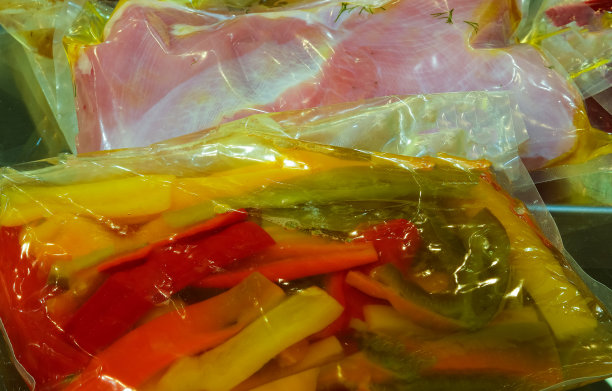 采用长时间低温真空袋装烹饪的食品图片下载