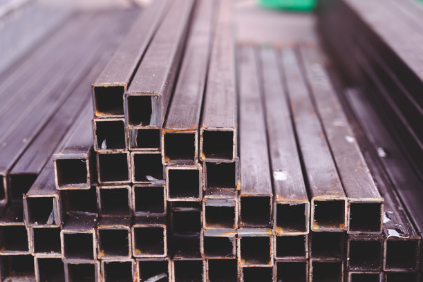 方形钢管，体积小，广泛应用于室内外装饰。图片下载