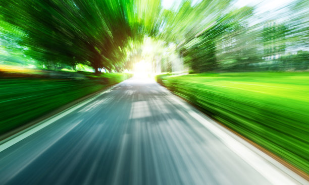 运动模糊了丛林中的空旷道路图片下载