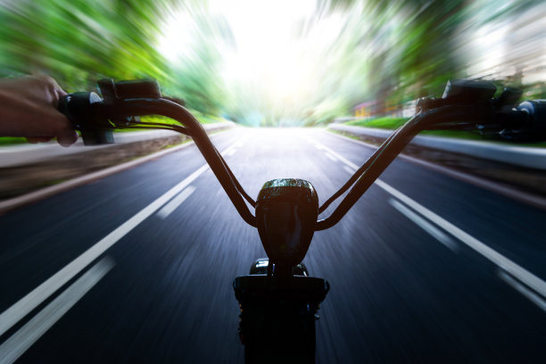 在公园里骑电动自行车，运动模糊图片下载