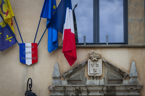 蒙邦诺法国13 11 2022装饰冠，法国的颜色与国家座右铭自由，平等，博爱，法国和欧洲国旗图片下载