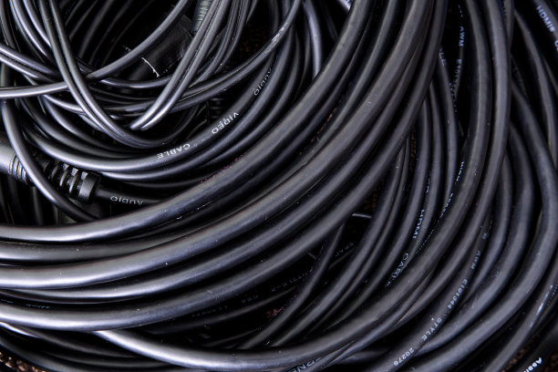 一组黑色扭曲的电源线图片下载