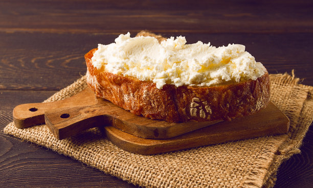 三明治，奶油奶酪，自制，放在砧板上，乡村风格，没有人，有选择性的焦点，早餐图片下载