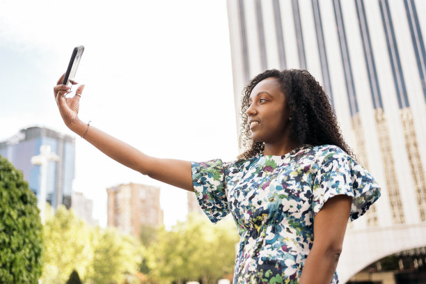 快乐的黑人女孩正在拍照图片下载