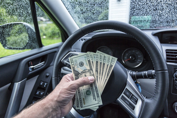 手里拿着200美元的美国20美元钞票图片下载