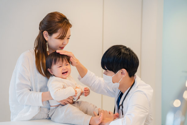 婴儿在医院大声哭闹图片下载