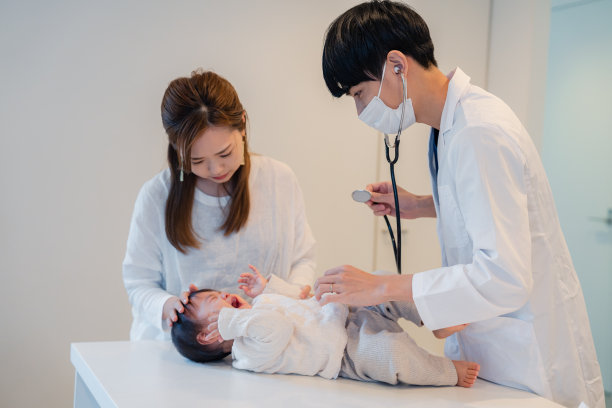 婴儿在医院大声哭闹图片下载