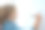 小女孩喜欢在白板上画画。图片下载