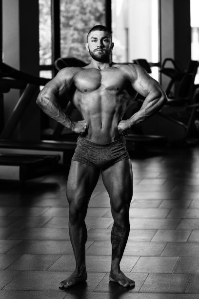 健康的年轻人在秀肌肉图片下载
