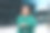 现代商业女性站在办公大楼附近。交叉双臂。背景是巨大的模糊的办公室窗户。高分辨率照片。图片下载
