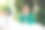 快乐的年轻女子等着点菜，坐在现代城市街道上的咖啡馆露台上。女孩讲着手机，温暖的晴天。图片下载