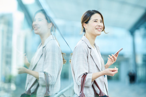 站在现代城市风景中的女人图片下载