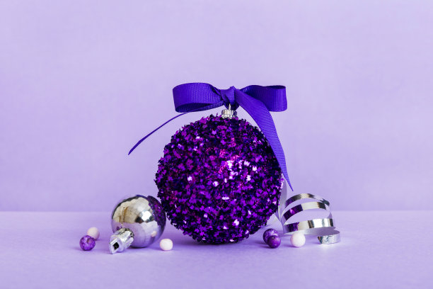 彩色背景的圣诞球。装饰彩带蝴蝶结与复制空间图片下载