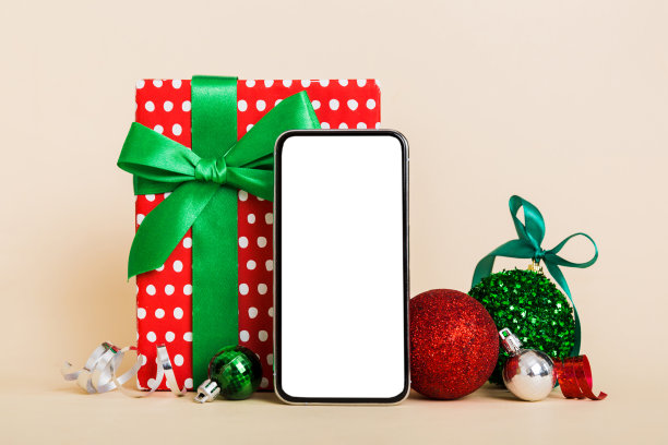 数字手机模拟与乡村圣诞装饰的应用程序演示与空白空间为您设计。圣诞网购概念。彩色背景上有复制空间的写字板图片下载