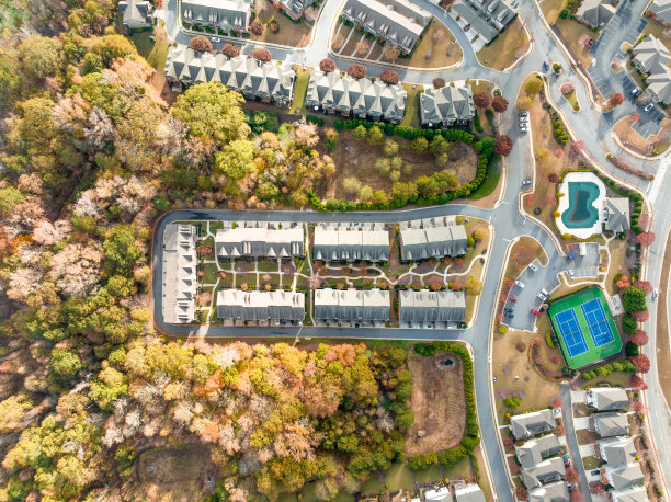 空中鸟瞰图亚特兰大郊区紧靠400号高速公路在秋季黄金时间图片下载