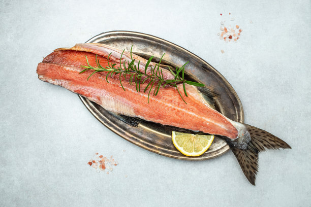 新鲜生鲑鱼红鱼。加迷迭香和盐的鱼片。在浅色的背景上。放置文本的位置，俯视图图片下载
