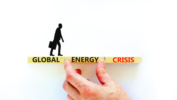 全球能源危机的象征。木块上的全球能源危机。商人的手。漂亮的白色桌子白色背景。商业和全球能源危机的概念。副本的空间。图片下载