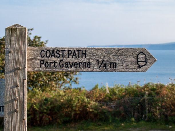 通往加弗纳港的路标图片下载