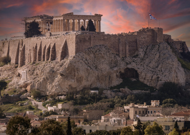 在一个阳光明媚的日子里，希腊雅典城的卫城和帕台农神庙图片下载