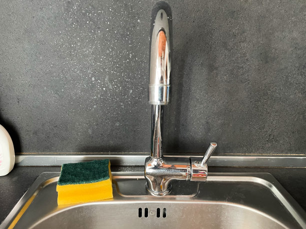 金属厨房水龙头和水槽库存照片图片下载