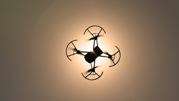 小型无人机剪影图片下载