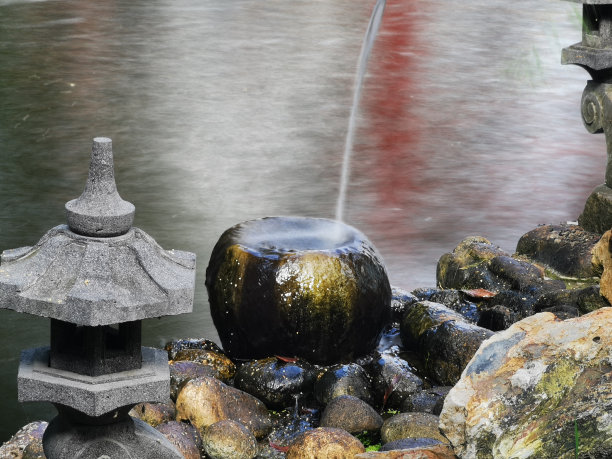 美学的人工喷泉在池塘中营造出自然的氛围图片下载