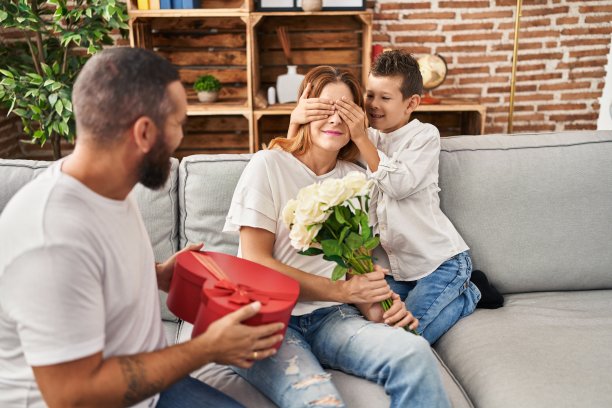 家人在家里用礼物和鲜花给母亲一个惊喜图片下载
