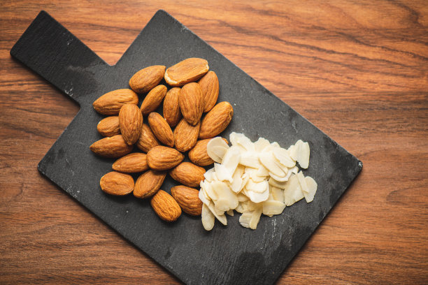 生杏仁和杏仁片的特写图片下载