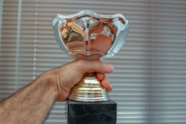 手里拿着优胜杯图片下载