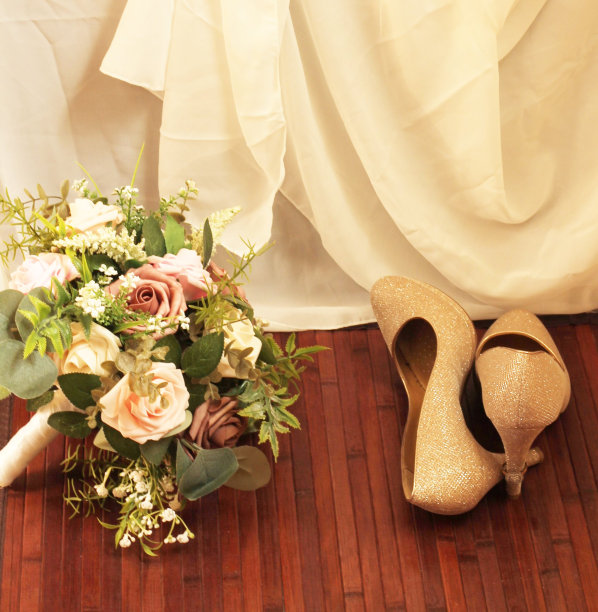 粉色婚礼花束和金色高跟鞋图片下载