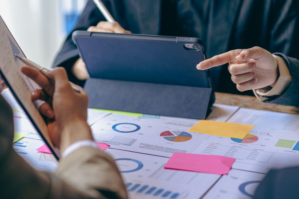 商业顾问分析财务数据，显示财务业务的进展，会计，合同，投资咨询咨询公司的营销计划使用平板电脑和技术。图片下载