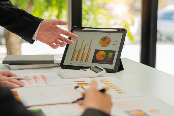 商业顾问分析财务数据，显示财务业务的进展，会计，合同，投资咨询咨询公司的营销计划使用平板电脑和技术。图片下载