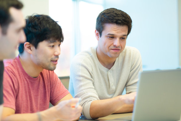 大学生辅导小组教学特写图片下载