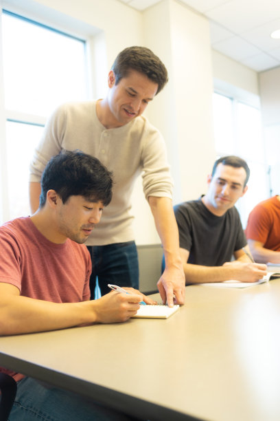 医学生导师广角-大学生会议室学习医学-小组教学-自习室-医学生图片下载