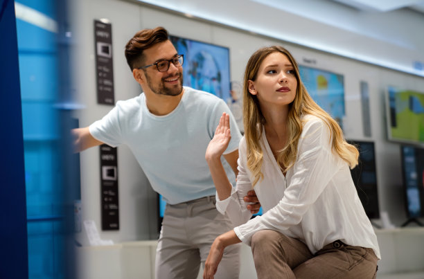 生气的妻子不允许丈夫买新电视机。技术人的概念图片下载