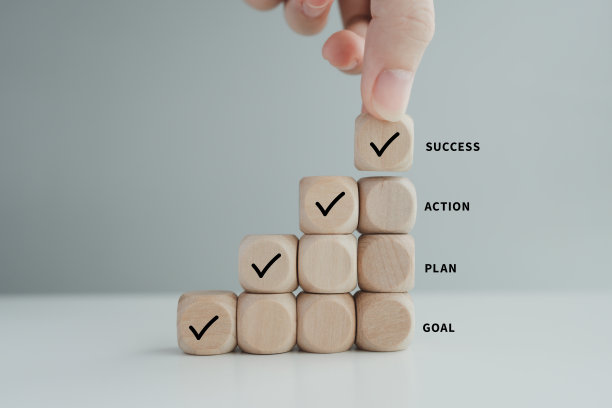 检查清单，任务清单，调查和评估，质量控制，目标实现和业务成功。待办事项清单。从木栈的台阶顶部手持勾标。图片下载