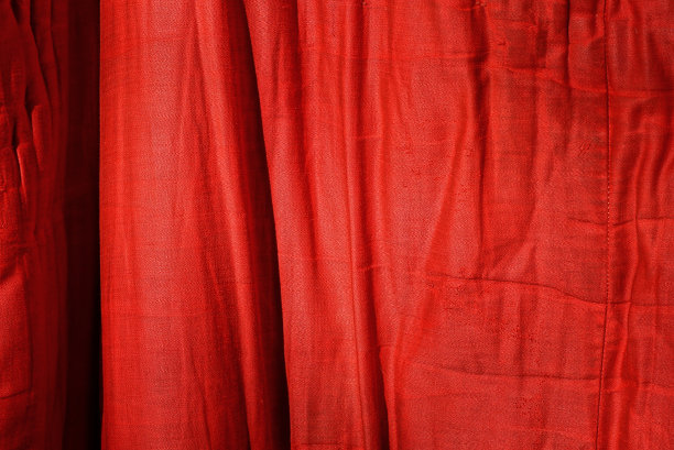 红色的纹理来自一片皱巴巴的织物图片下载