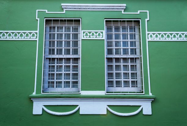 旧绿屋外立面金属环绕的玻璃窗和白色装饰。图片下载