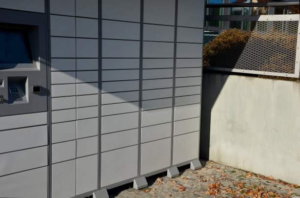 男性客户使用自动自助服务终端或储物柜放置包裹，以存储来自网上商店的商品。用信用卡或手机支付后，盒子打开，货物发出图片下载