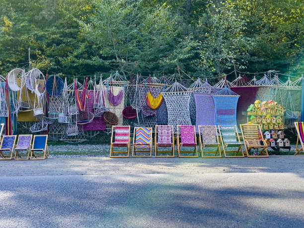 路边手工秋千、凳子、扶手椅和吊床模型的销售和贸易图片下载