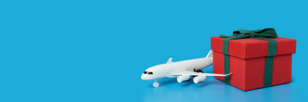 圣诞机票，旅游旅游，节假日度假，飞机和圣诞礼盒上蓝色背景，横幅，复制空间图片下载