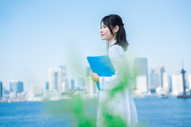 女研究员微笑着走在外面图片下载