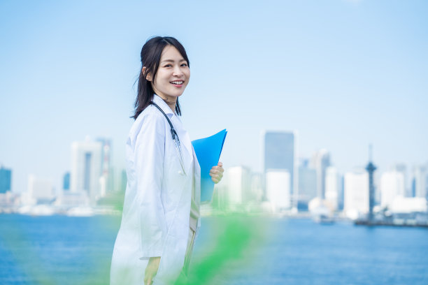 女研究员微笑着走在外面图片下载