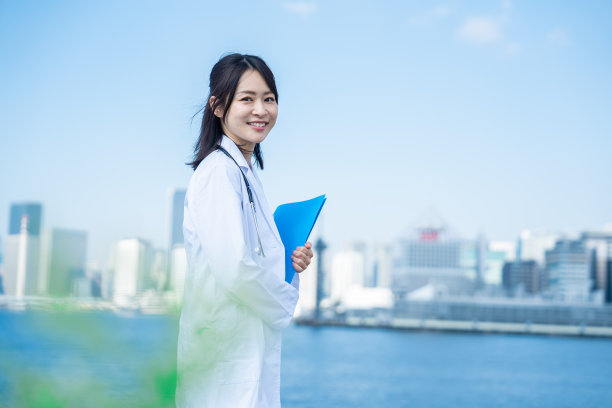 女研究员微笑着走在外面图片下载