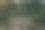 两个人在湖边的公园里骑自行车的照片图片下载