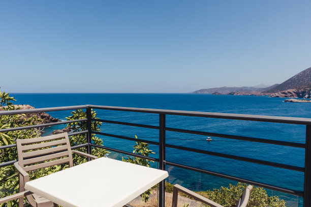 露天咖啡馆的塑料桌椅，阳台上可以看到大海图片下载