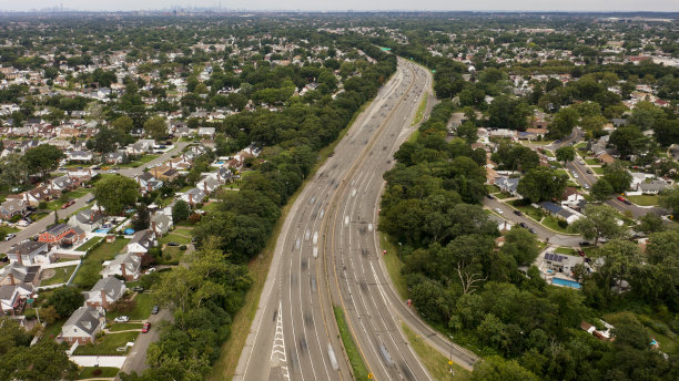 多云天高速公路上的空中景观长曝照片。图片下载