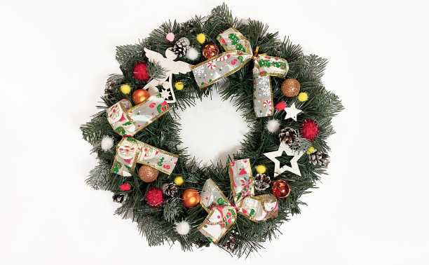 圣诞花环装饰的前门由云杉，银弓，星星和圣诞球孤立在白色背景图片下载
