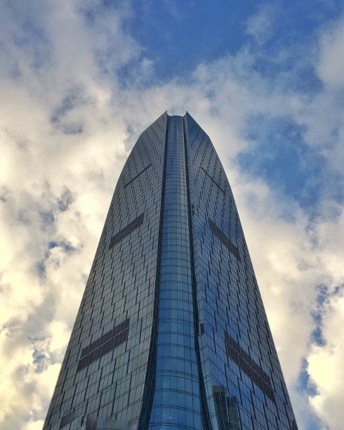 蓝天下的现代商务大厦图片下载